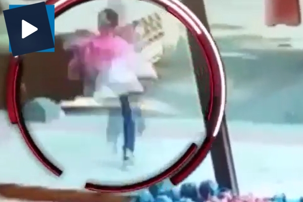 Küçük çocuğun hayatını bir hamleyle kurtardı