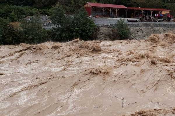 Rize'de şiddetli yağmurda bir kişi kayboldu