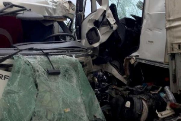 Sakarya'da tır ile kamyon kafa kafaya çarpıştı: 2 kişi yaralandı