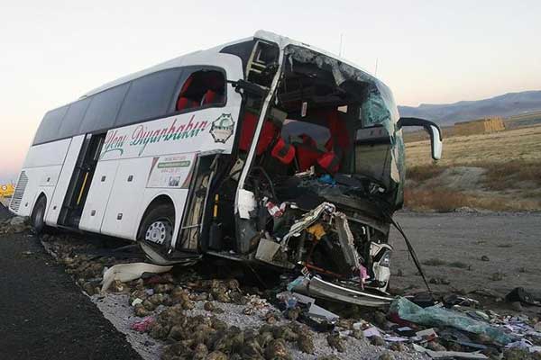 Yolcu otobüsü ile pancar yüklü tır çarpıştı