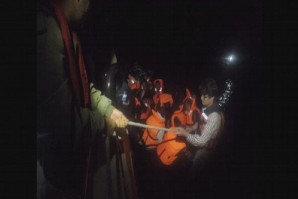 İzmir'de yurt dışına kaçmaya çalışan 53 göçmen yakalandı