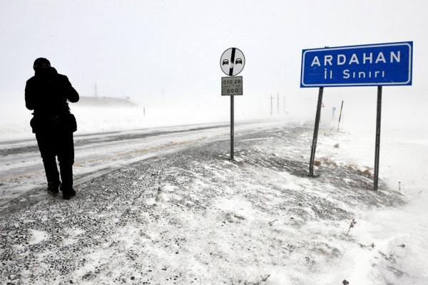 Ardahan’da kar nedeniyle yollar kapandı