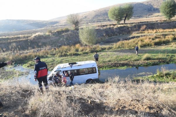 Afyonkarahisar'da işçileri taşıyan minibüs dereye uçtu: 12 kişi yaralandı