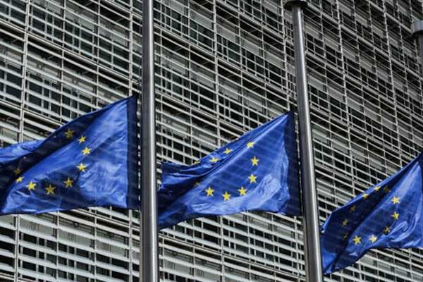 AB bayrakları yarıya indi