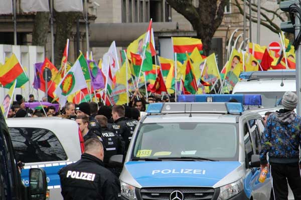 Alman polisinden PKK'ya destek tweeti!