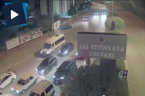 Otomobil reklam panosuna tosladı