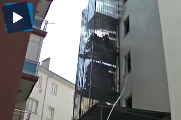 Yangın merdiveninde yangın çıktı