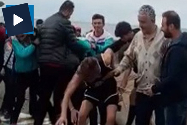 Madalya töreninde ağırlığa dayanamayan kürsü çöktü