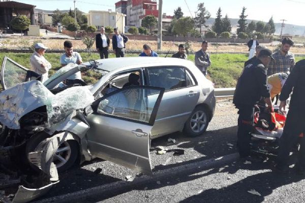 Otomobil kamyona çarptı: 3 kişi öldü