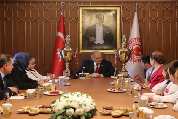 Başbakan Binali Yıldırım, down sendromlu sporcularla görüştü