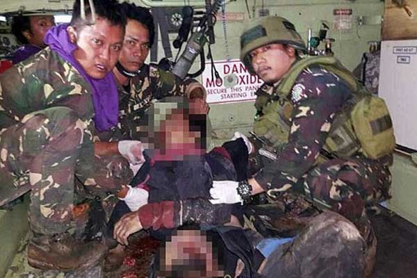 Teröristlerin cesetleriyle fotoğraf çektirdiler