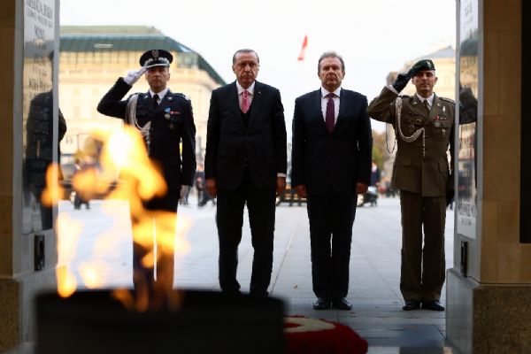 Cumhurbaşkanı Erdoğan, Varşova'da Meçhul Asker Anıtı'nı ziyaret etti