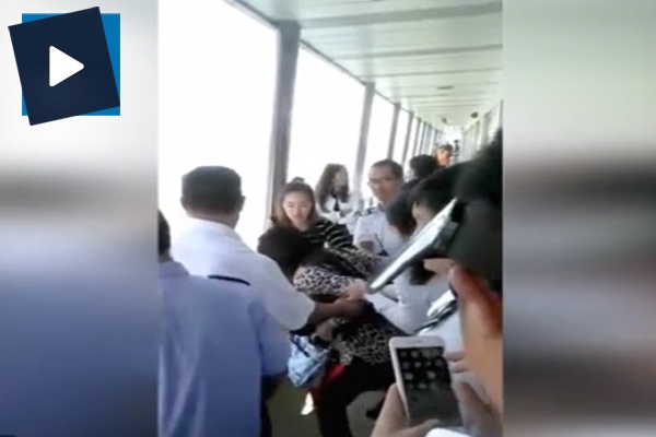 Kadın telefonu denize düşünce peşinden atlamak istedi