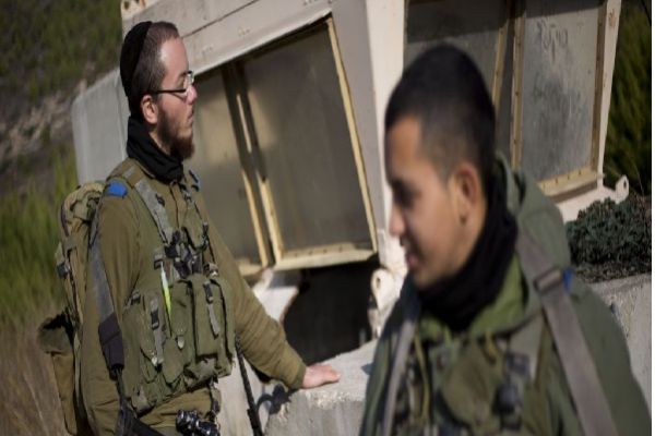 İsrail askerleri Filistinlileri gözaltına aldı