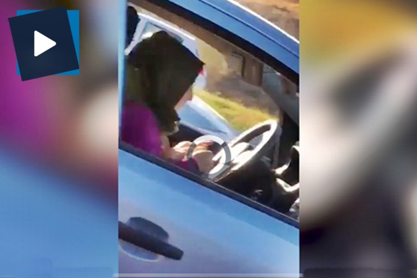 Trafikte örgü ören kadın görenleri şaşırttı