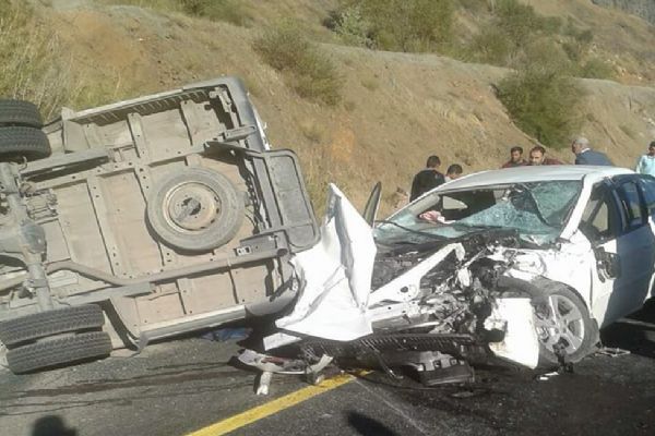 Bitlis'te öğrenci servisiyle otomobil çarpıştı: 1 ölü, 22 yaralı