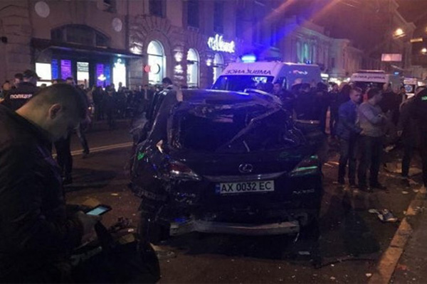 Ukrayna'da araç kalabalığa daldı: 5 ölü