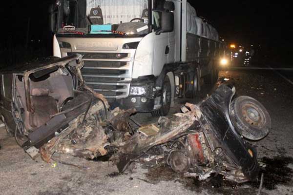 Çanakkale'deki kazada otomobil ikiye bölündü