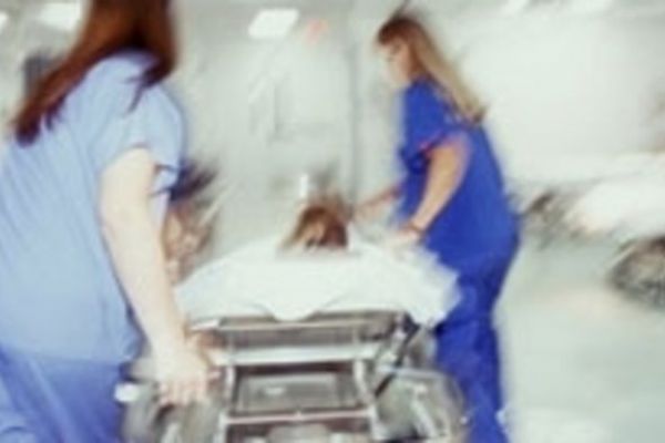 Kilitlendiği evin balkonundan çarşafla kaçmaya çalışan genç kız öldü