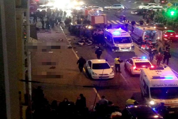 Ukrayna'da araç kalabalığa daldı: 6 kişi öldü