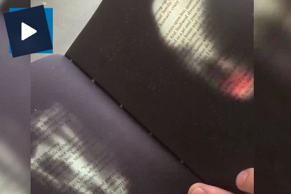 Sayfaları yandıkça okunabilen kitap görenleri hayrete düşürüyor