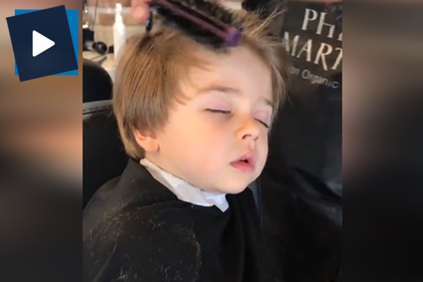 Tıraş olurken uykuya yenik düşen küçük çocuk