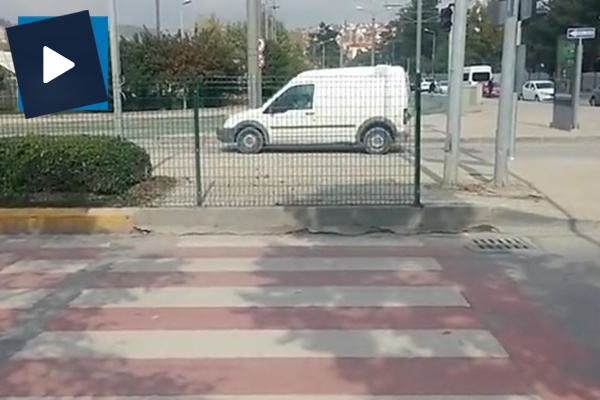 İşte geçilemeyen yaya geçidine vatandaşın tepkisi