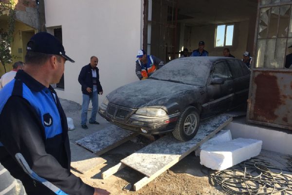 Bursa'da yıkımı engellemek için otomobilini park etti ama...