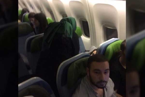 Rahatsızlanan yolcuya ilk müdahaleyi Bakan yaptı