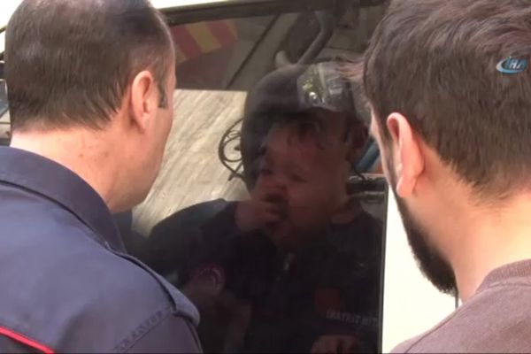 Esenyurt'ta kamyonet içinde unutulan bebeği itfaiye son anda kurtardı