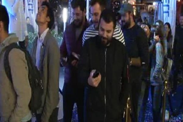 iPhone 8 İstanbul'da satışa çıktı! İnsanlar kuyruk oldu