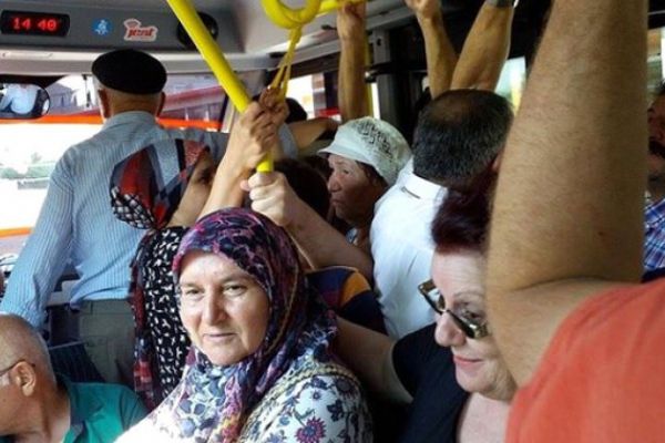 ''Toplu taşıma araçlarında yaşlılara yer vermeyin!''