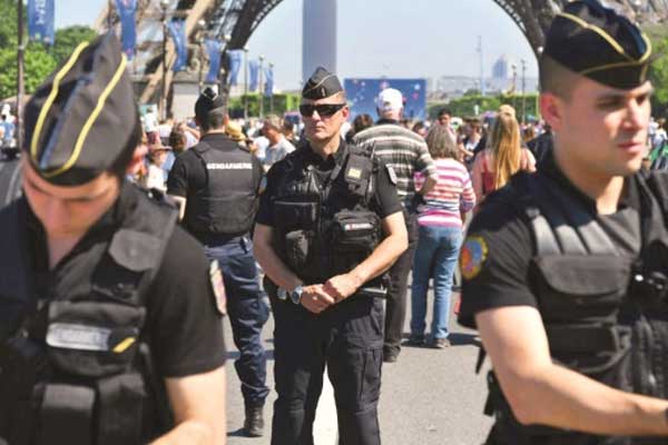 Fransa sıkıyönetime geçti