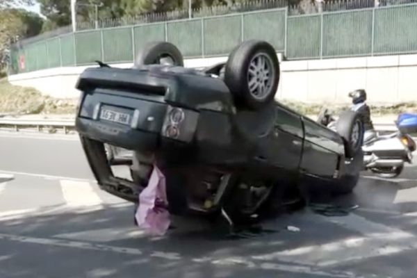 İstanbul'da takla atan otomobilden yara almadan kurtuldu