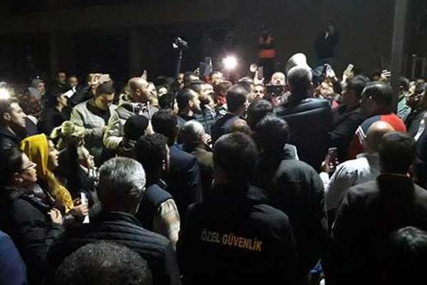 Ankara Büyükşehir Belediyesi önünde hareketlilik!