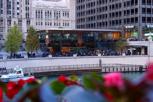 Apple'ın 'MacBook'  şeklindeki yeni mağazası