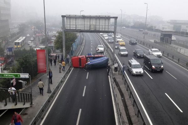 E-5'te sebze meyve yüklü kamyonet devrildi