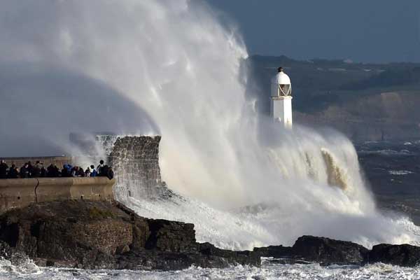 İngiltere'de  'Brian' fırtınası korkutuyor