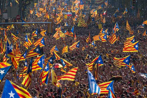 Katalanlar bir kez daha sokakta