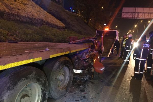 İstanbul'da kamyonet tıra çarptı: 1 ölü