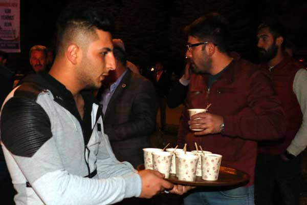 Yangını izleyenlere çay servisi yaptılar