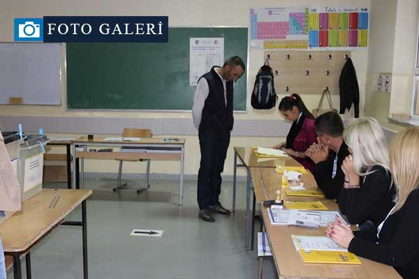 Kosova'da halk sandık başında
