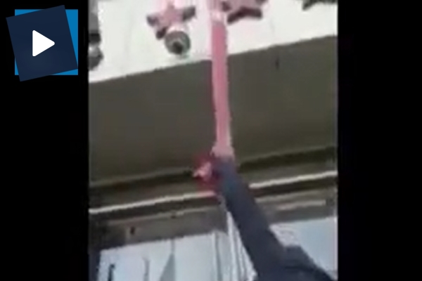 Erbil'de Türk bayrağını yakmaya çalıştılar