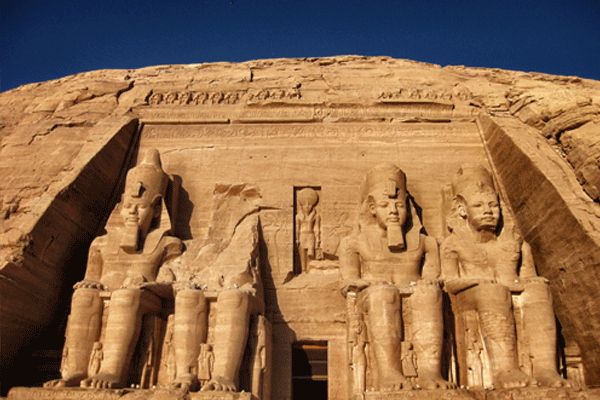 Mısır'da doğa harikası: Ramses'e güneş vurdu