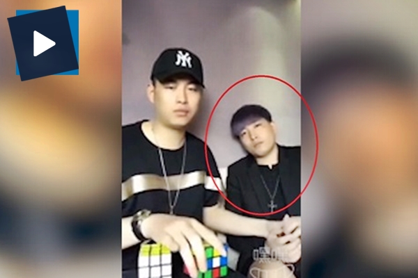 Arkadaşının bütün hilelerini böyle ifşa eden çocuk