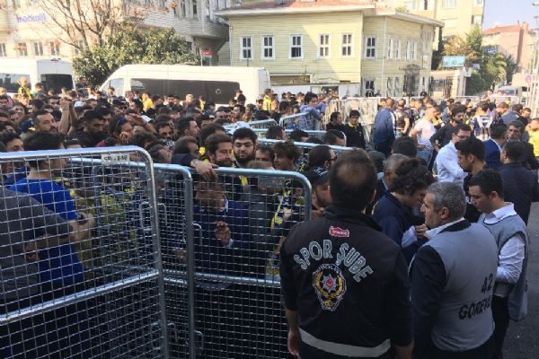 Kadıköy'de derbi arbedesi: 1 kişi gözaltına alındı