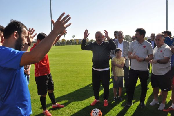 Bakan Mevlüt Çavuşoğlu'ndan Milli Takıma moral ziyareti