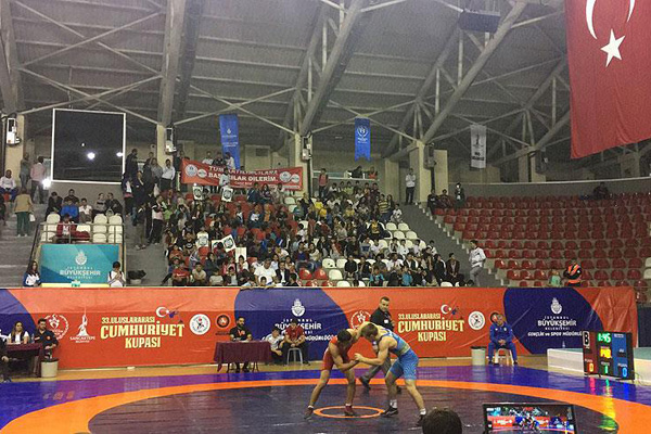 Türk güreşçiler 19 madalya kazandı