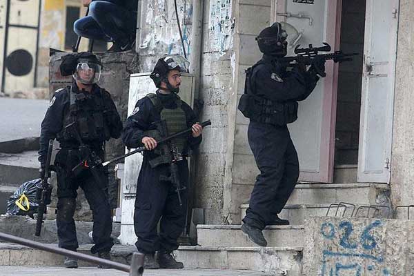 İsrail polisi Filistinlileri gözaltına aldı