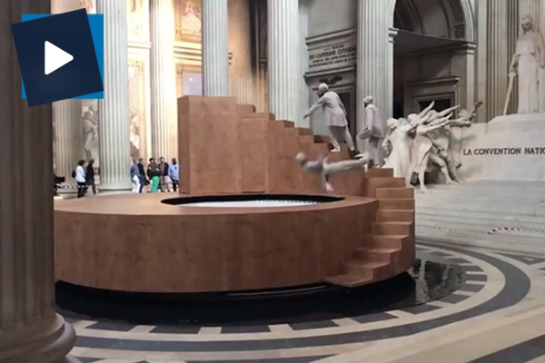 Fransız dansçının büyüleyen gösterisi